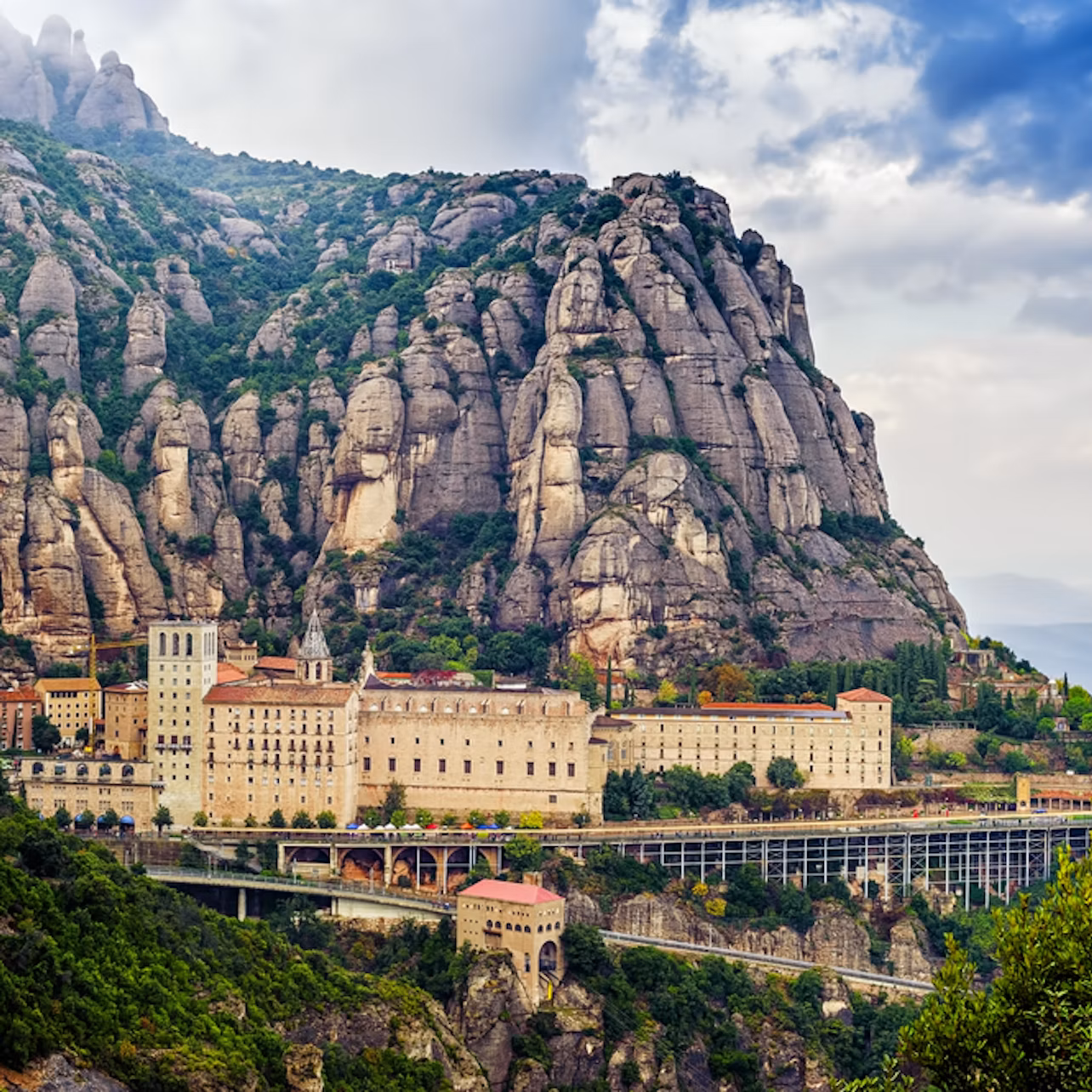 Montserrat y Sagrada Familia — excursión con guía