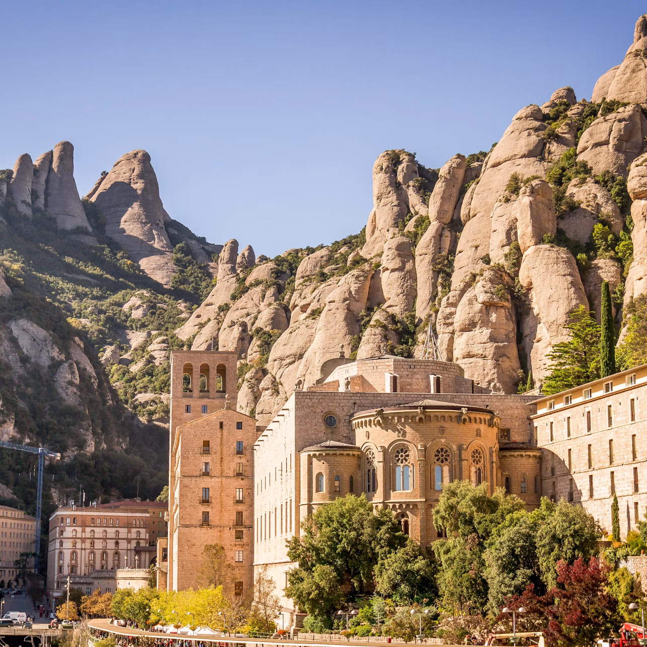 Montserrat y bodegas — tour gastronómico desde Barcelona
