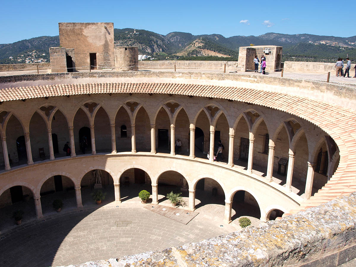 Castillo de Bellver — castillo redondo